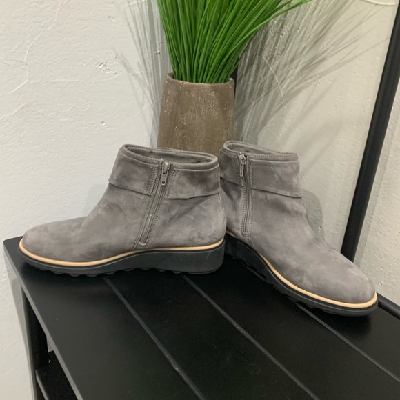 Clarks Gray Ankle Boots with Bow Detail - Picture 3 of 7